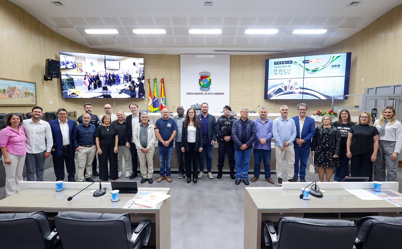 Vereadores premiam funcionários públicos na véspera do Dia do Servidor