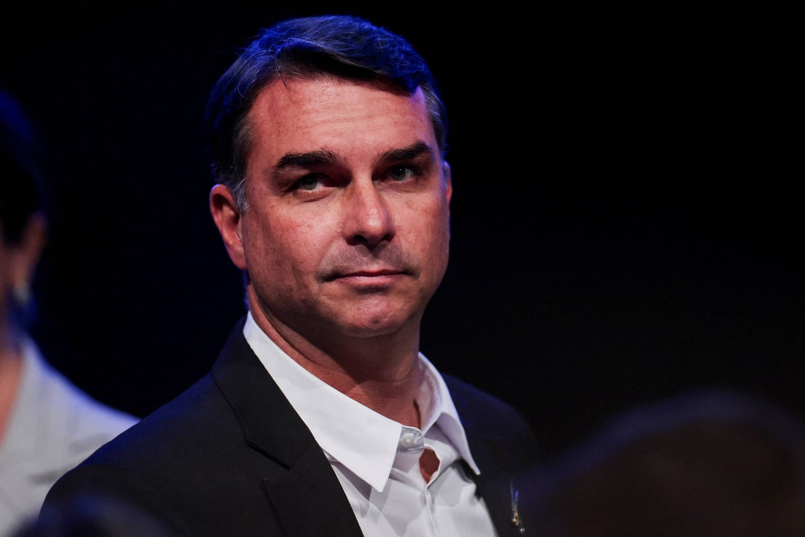 Plano de Flávio Bolsonaro adota método fônico e paga alunos tutores
