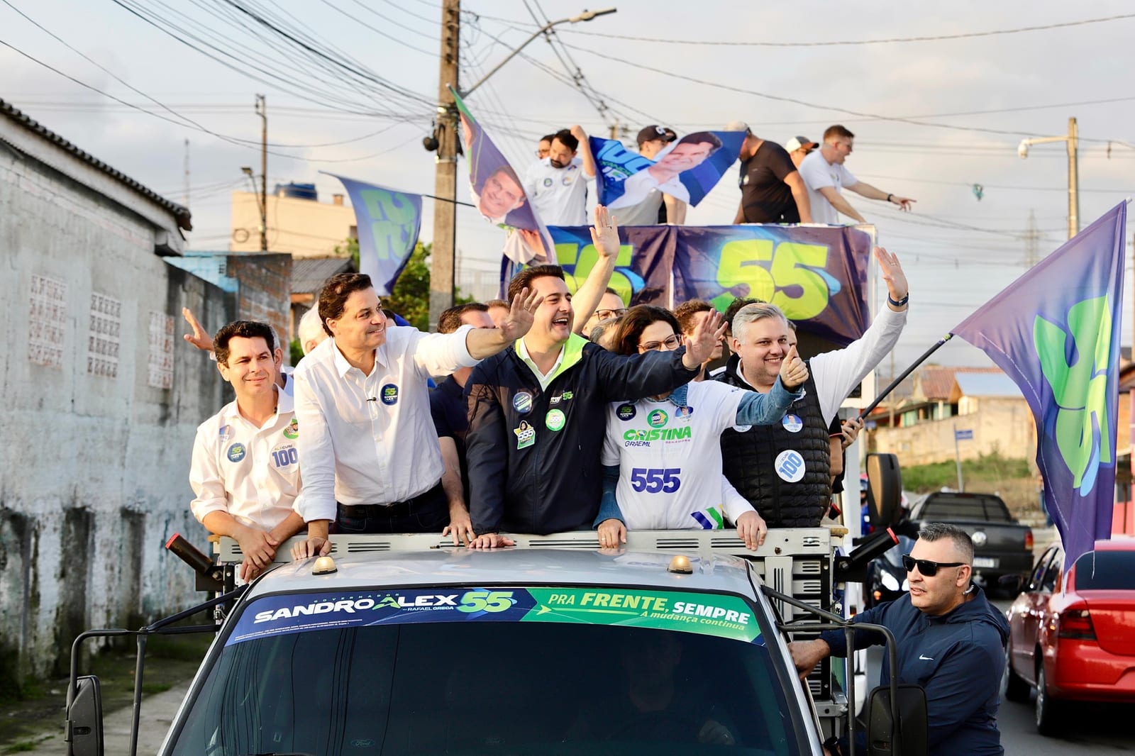 Ratinho Junior em carreata em Castro nesta sexta (25)