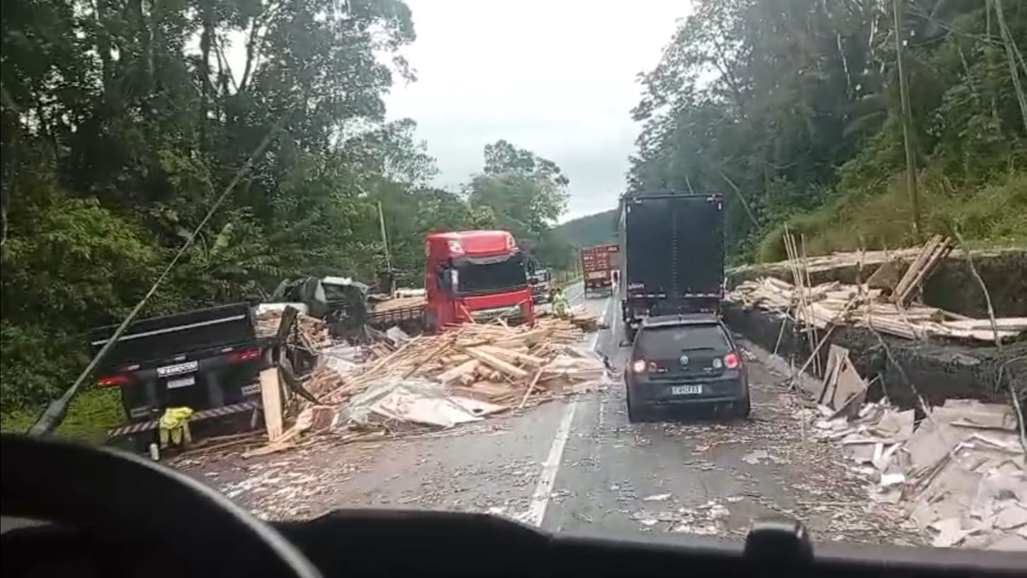 Engavetamento entre três veículos de carga deixa ferido e causa congestionamento na BR-116