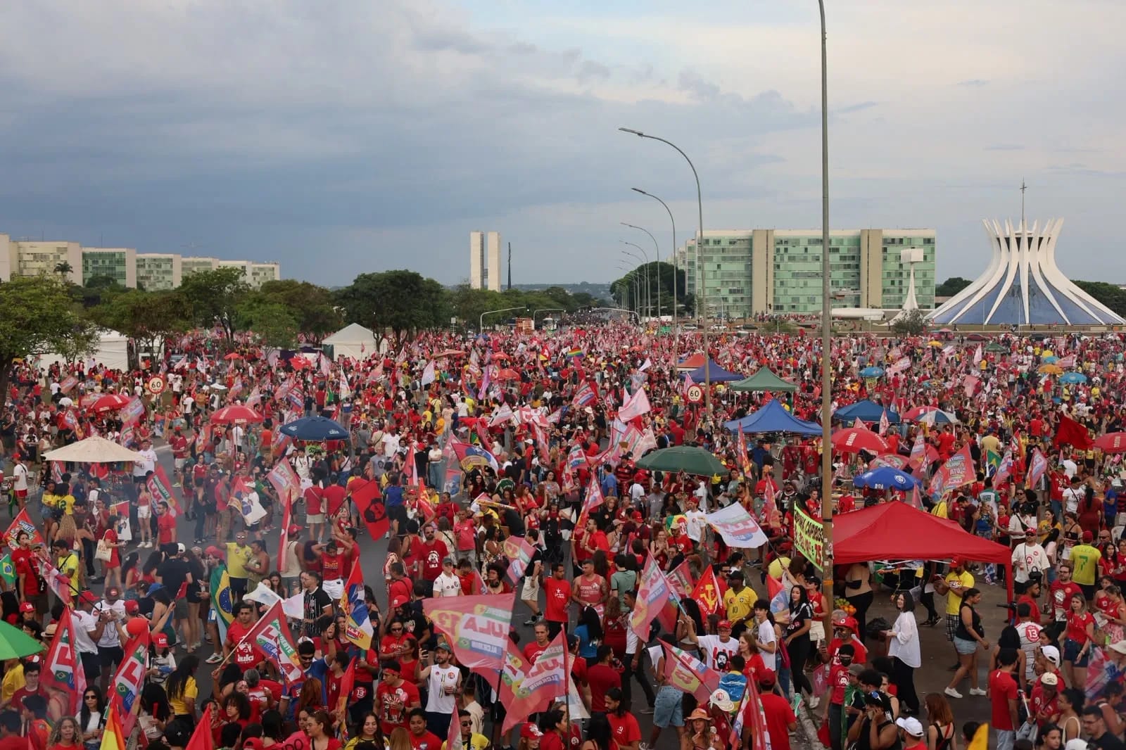 Ato final de apoio a Lula e Leandro Grass reúne apoiadores a 2 km de manifestação pró-Bolsonaro em Brasília