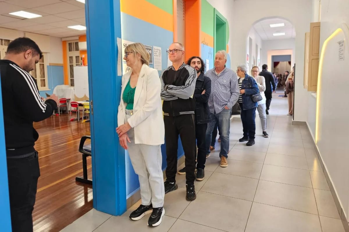 Quem chega cedo e quem faz bate-volta: os personagens do início da votação em Passo Fundo
