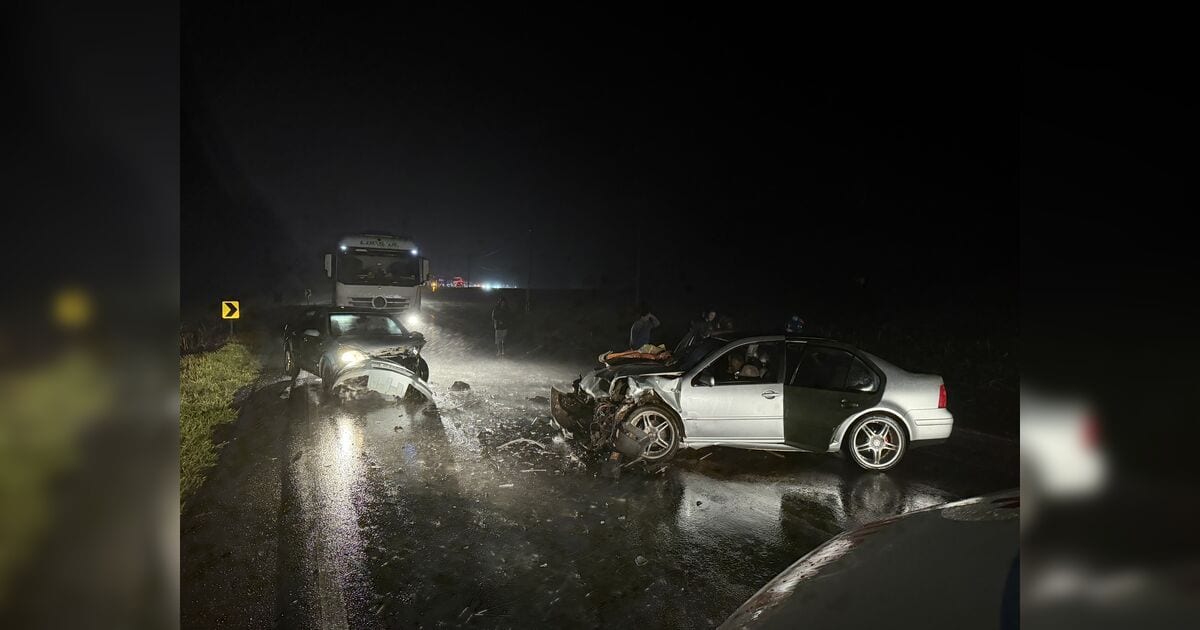 Acidente entre dois carros deixa casal ferido na PR-082 em São João do Ivaí