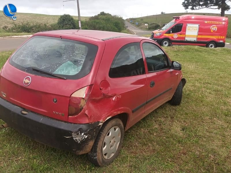 Colisão lateral entre carro e caminhão é registrada na BR-285, em Sananduva