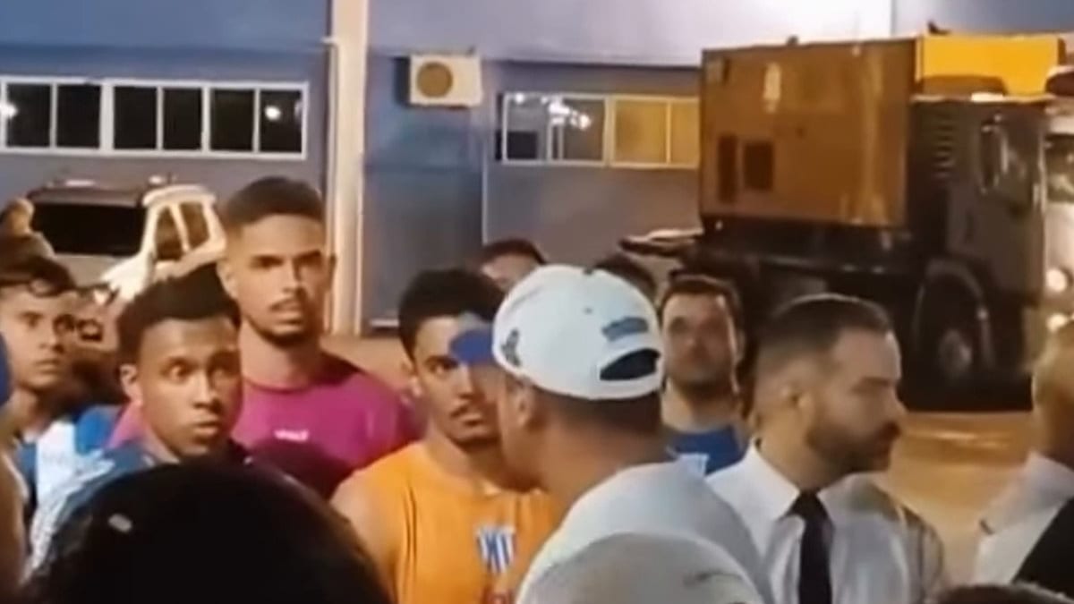 Mancha Azul cerca jogadores e presidente do Avaí em Florianópolis e dispara: “Uma série C, parabéns”