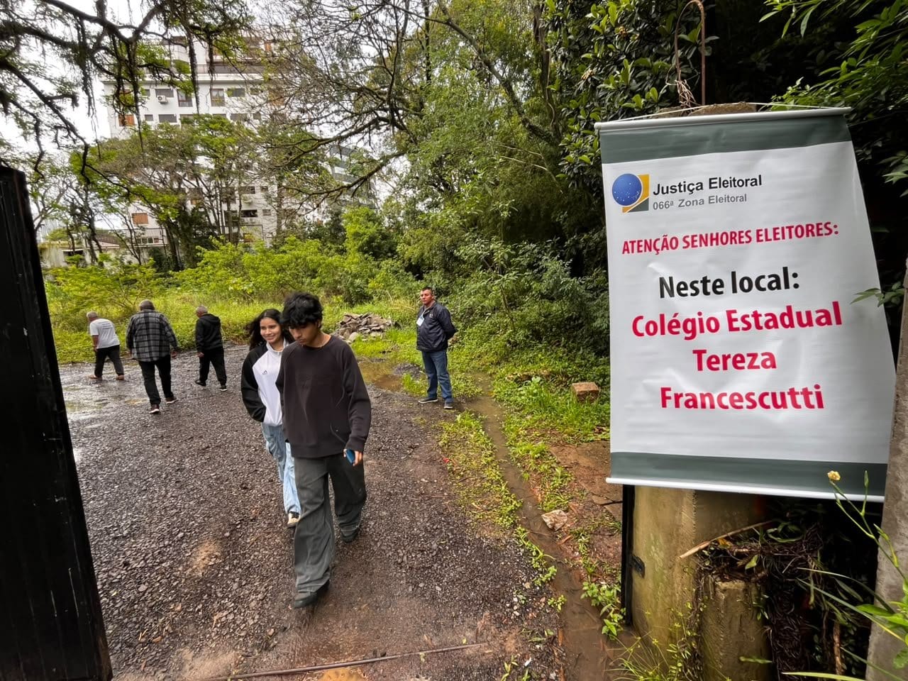 Portões fechados atrapalham eleitores que foram votar na Associação Pestalozzi, em Canoas