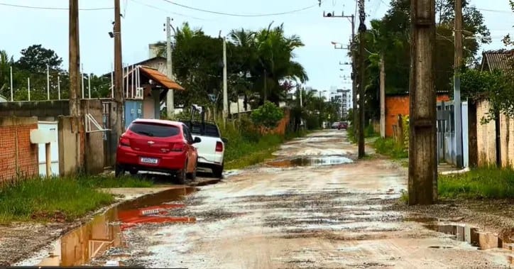 Rua na divisa entre cidades vira terra de ninguém e moradores ficam abandonados