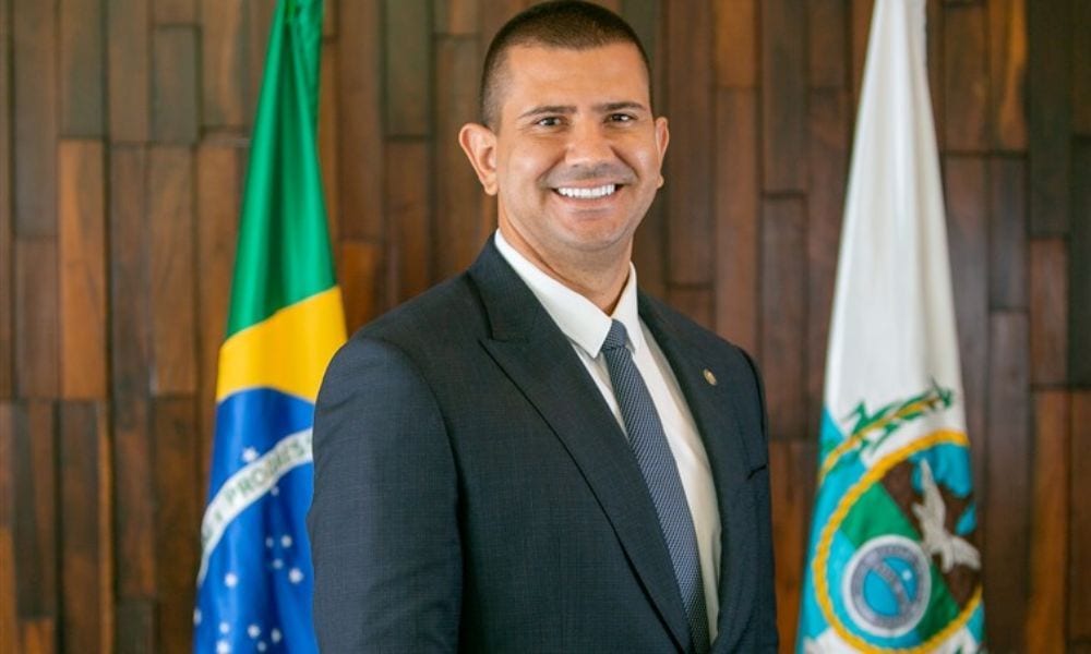 Após anulação de votos de Garotinho, TRE oficializa Douglas Ruas como governador eleito do Rio