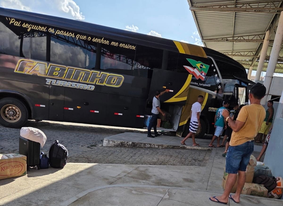 Primeiros ônibus com cortadores de cana chegam ao Alto Sertão da Paraíba para o segundo turno das eleições
