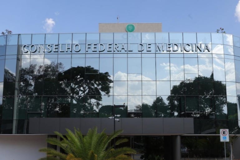 Dez entidades da saúde pedem suspensão da Resolução CFM 2.454/2026