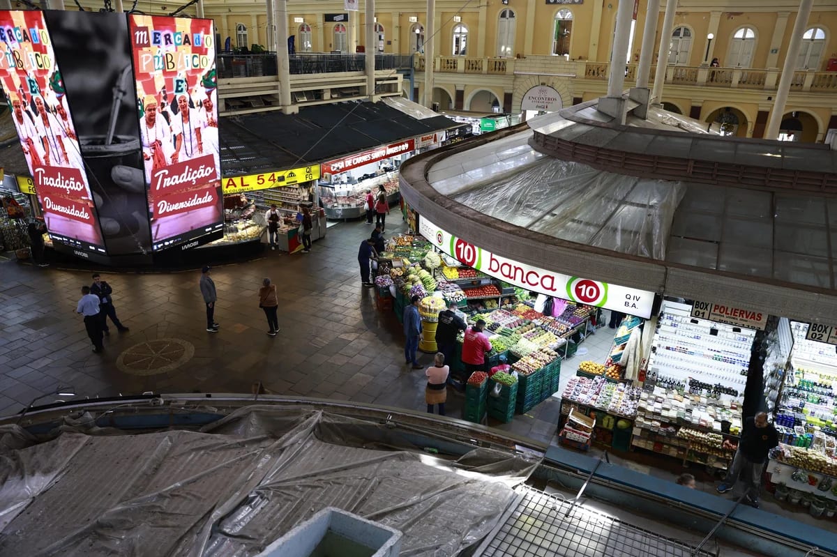 Frequentadores reclamam de goteiras, pintura descascada e banheiros ruins no Mercado Público