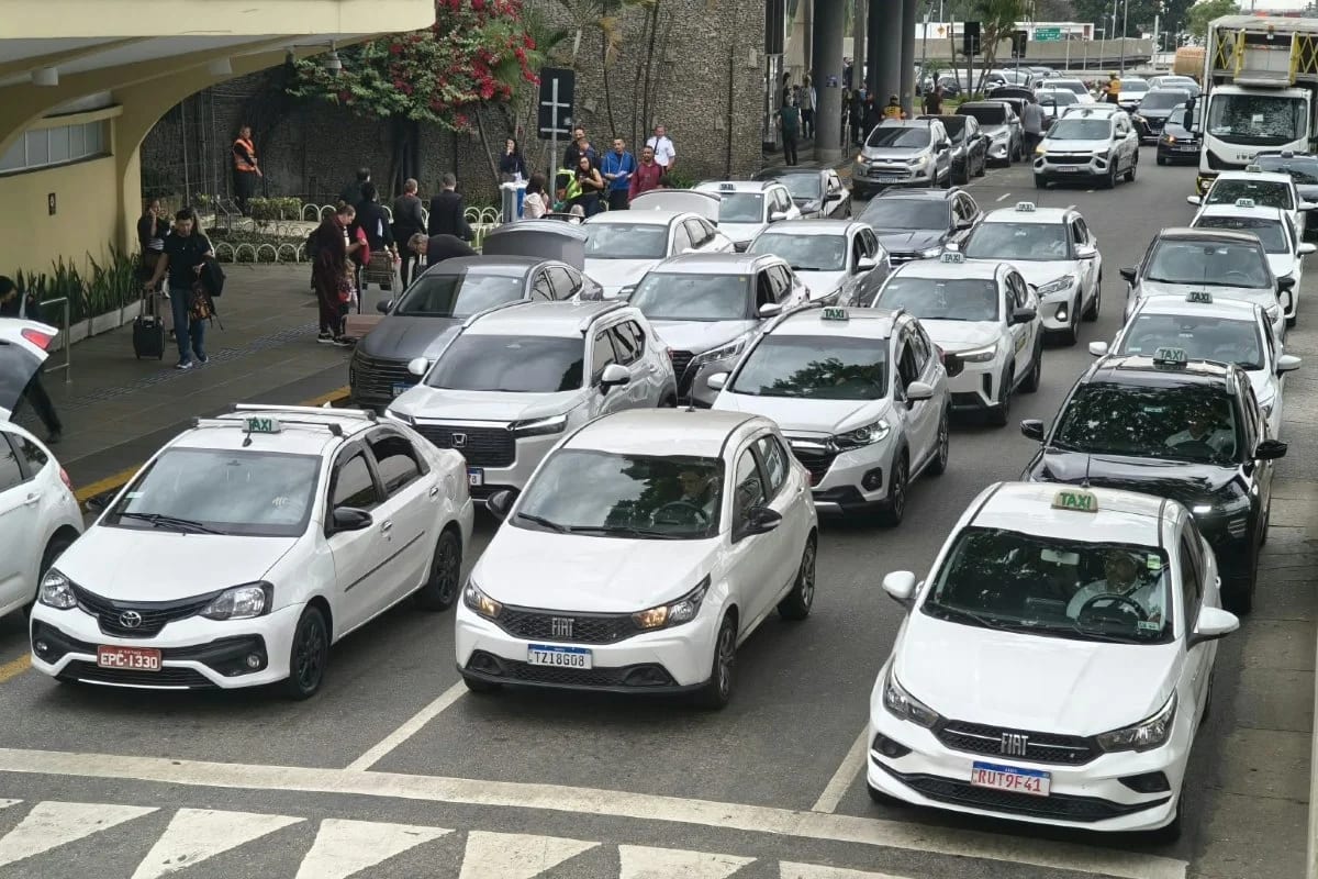 Medo de ladrão: taxistas imploram para passageiro guardar celular no carro