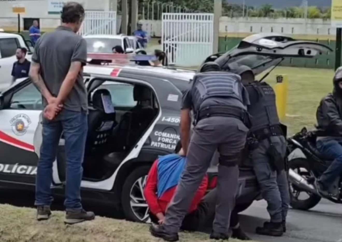 Homem que passeava com cachorro imobiliza suspeito de tentar roubar celular em Praia Grande