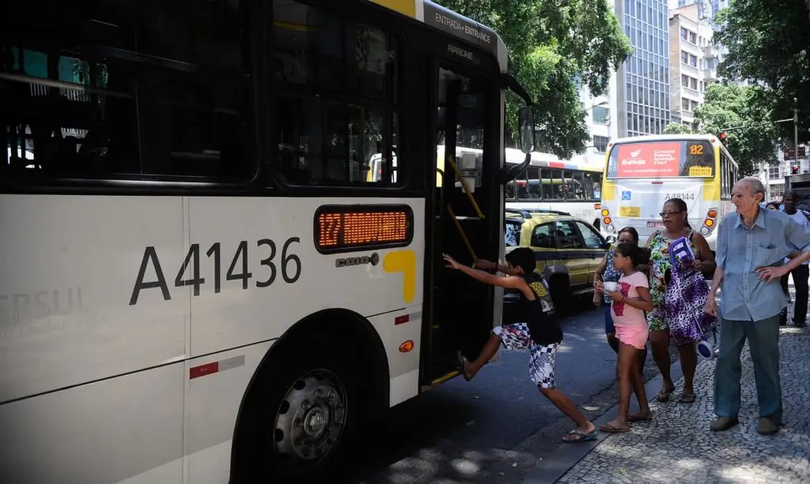 Tarifa zero nos ônibus aos fins de semana pode reduzir inflação em 0,25 ponto, diz economista