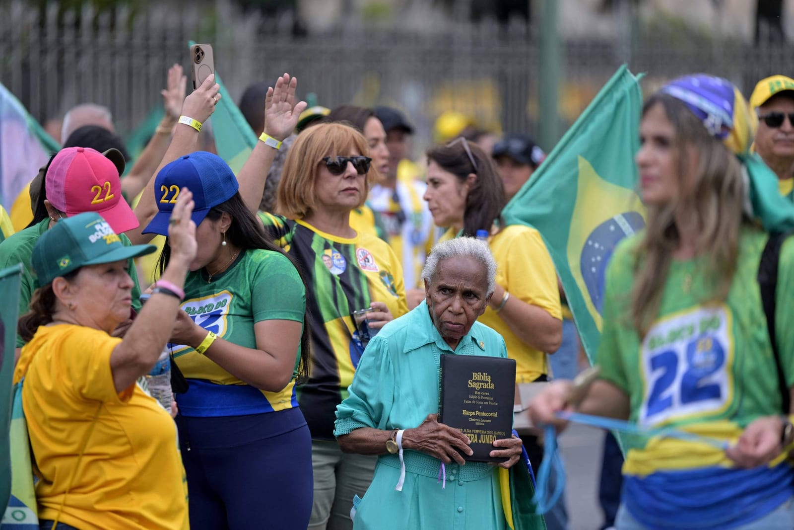 Flávio Bolsonaro reúne apoiadores em Belo Horizonte no último dia de campanha