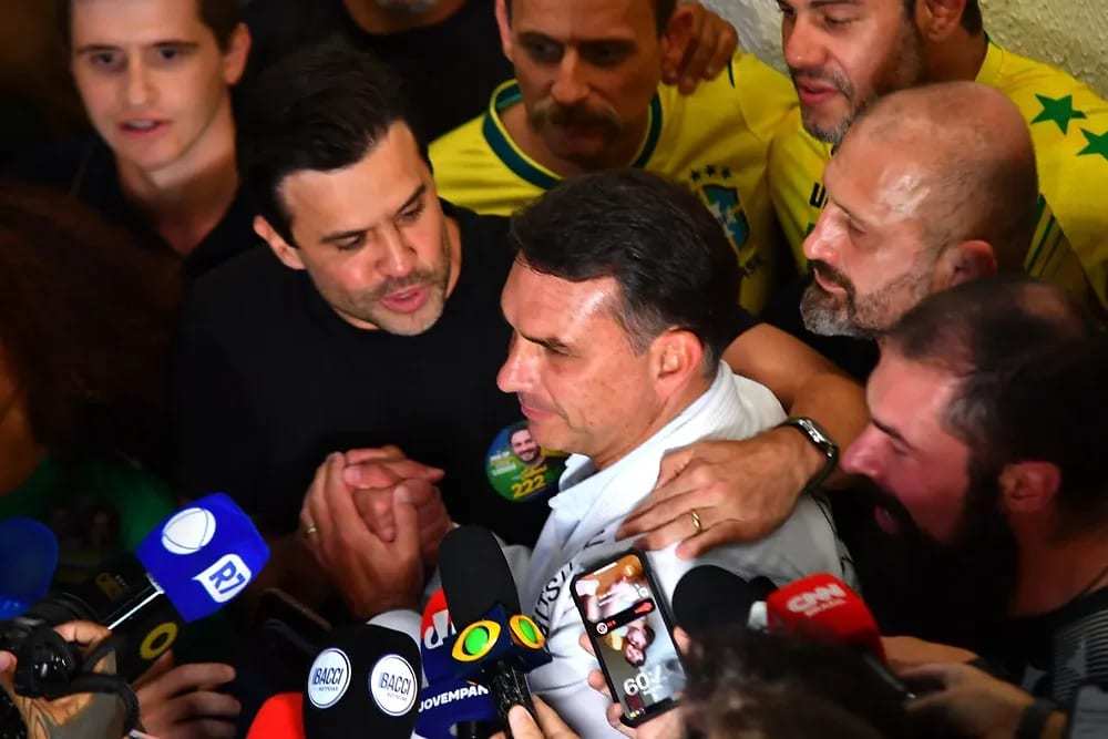 O clima de “já ganhou” e a aposta em Pablo Marçal cobraram a conta de Flávio Bolsonaro - Por Bado Jacoby