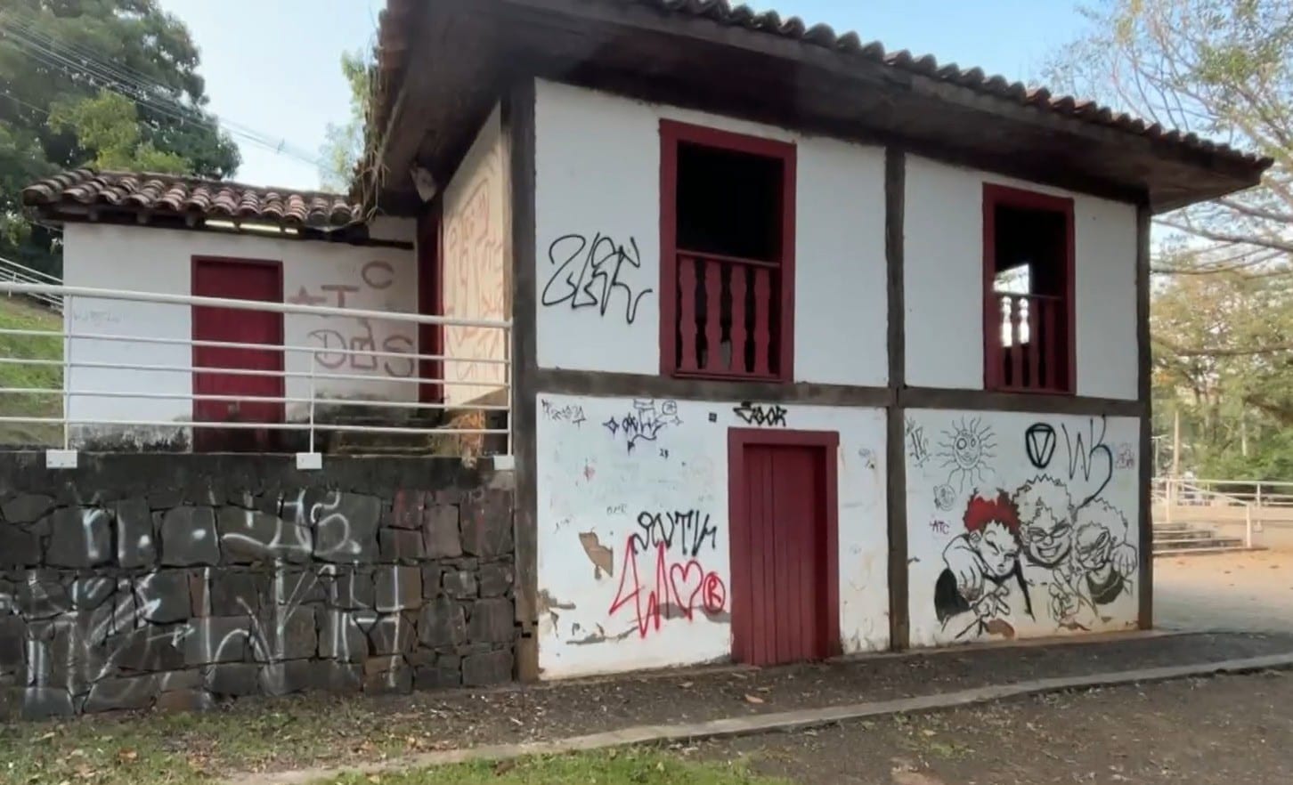 Casa do Povoador em Piracicaba exibe pichações, vazamentos e extintores vencidos desde 2022