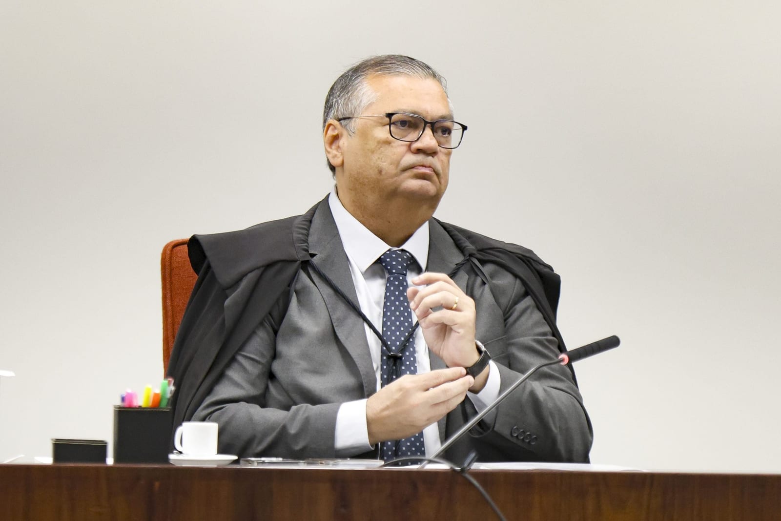 Dino determina publicidade igual para banqueiros, políticos e magistrados suspeitos