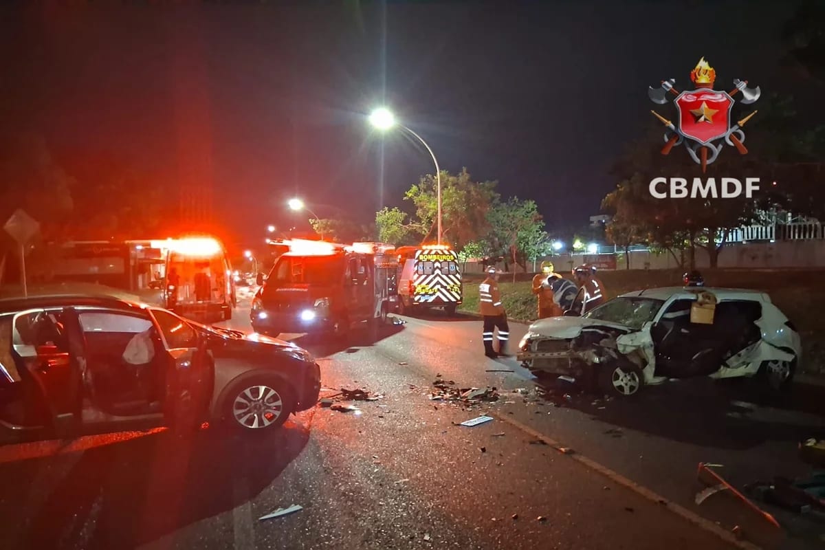 Acidente entre dois carros na Asa Norte deixa quatro pessoas feridas