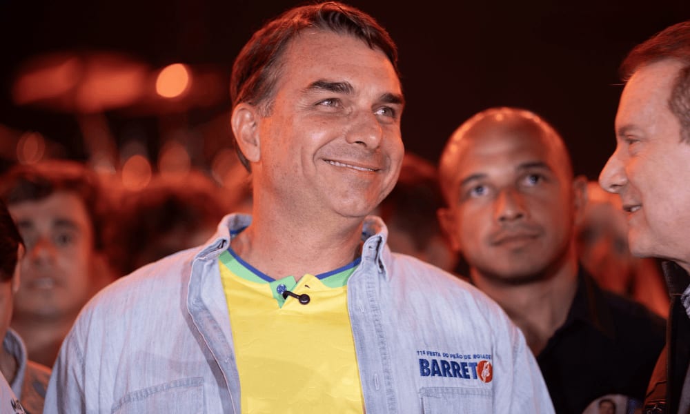 Flávio afirma querer mudar a Constituição e ‘redemocratizar’ o Brasil