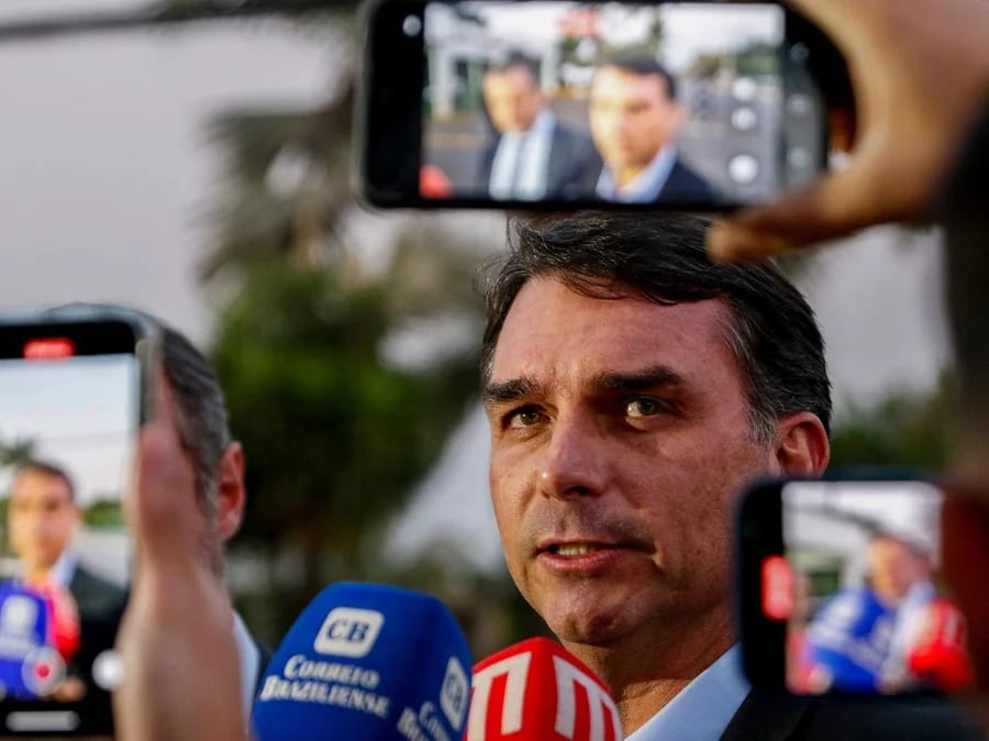 Campanha de Flávio Bolsonaro diz que o senador já chegou aos Estados Unidos