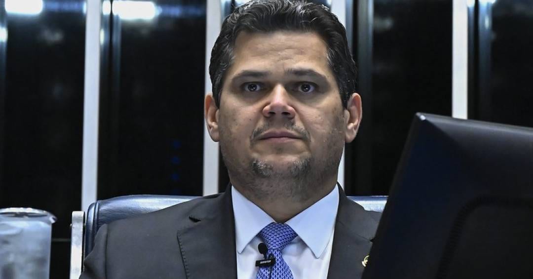Alcolumbre se aproxima de Lula para tentar manter a presidência do Senado