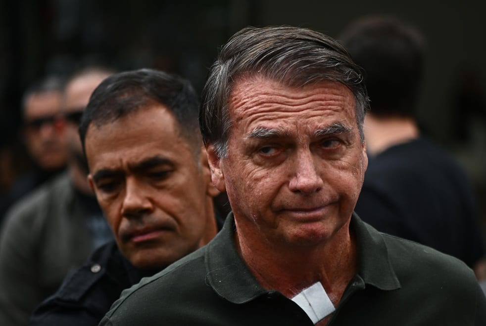 Moraes manda Exército destruir armas de Bolsonaro, mas mantém pistola apreendida em blitz