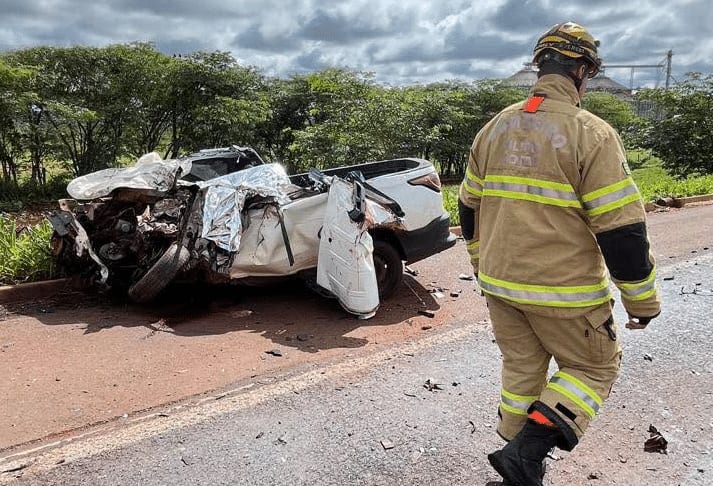 Motorista morre após colisão entre caminhão bitrem e fiat strada na BR-452, em Rio Verde