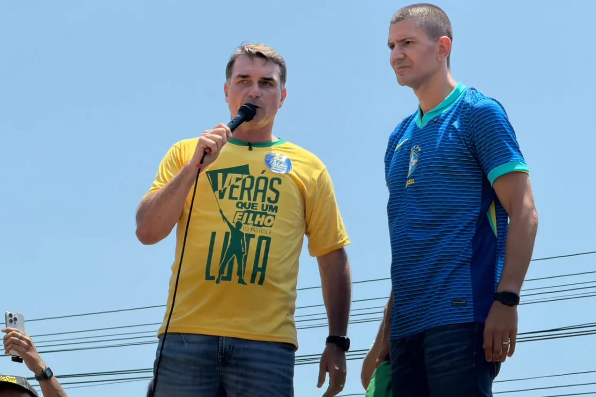 "É o fim da era Lula", diz Flávio Bolsonaro a apoiadores no Rio de Janeiro