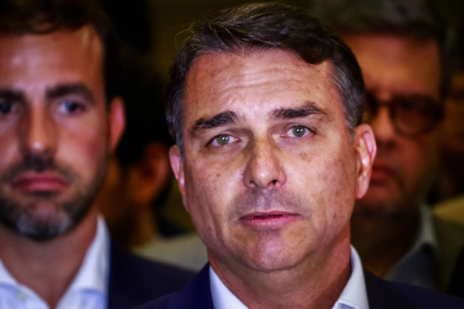 Temendo perder votos, Flávio Bolsonaro recua e diz que votará contra escala 6×1