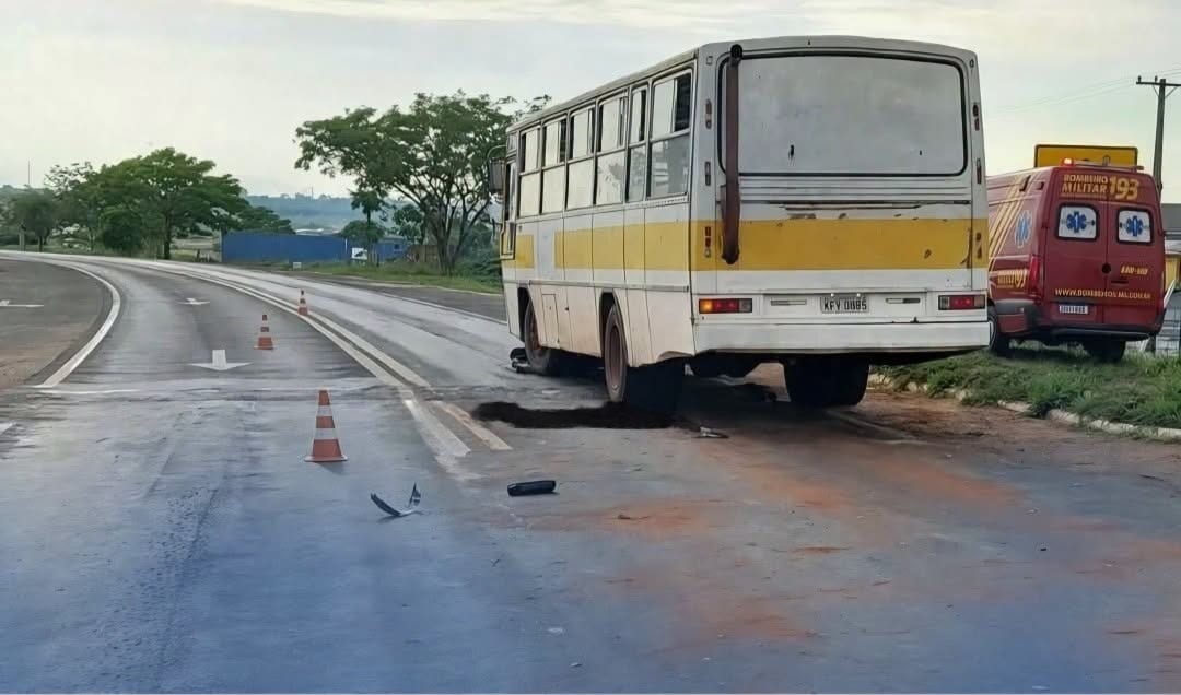Garupa morre em acidente entre moto e ônibus na MS-497, em Paranaíba