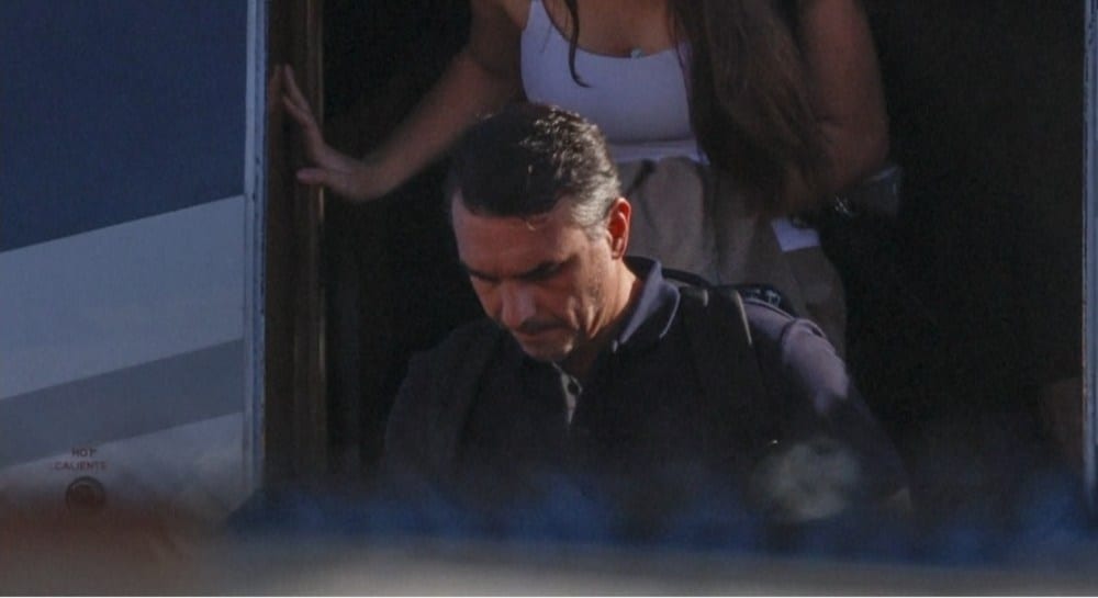 Flávio Bolsonaro chega aos EUA com a família após fugir do Brasil pela Argentina