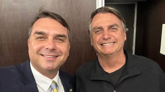Flávio Bolsonaro visita pai um dia após o segundo turno das eleições