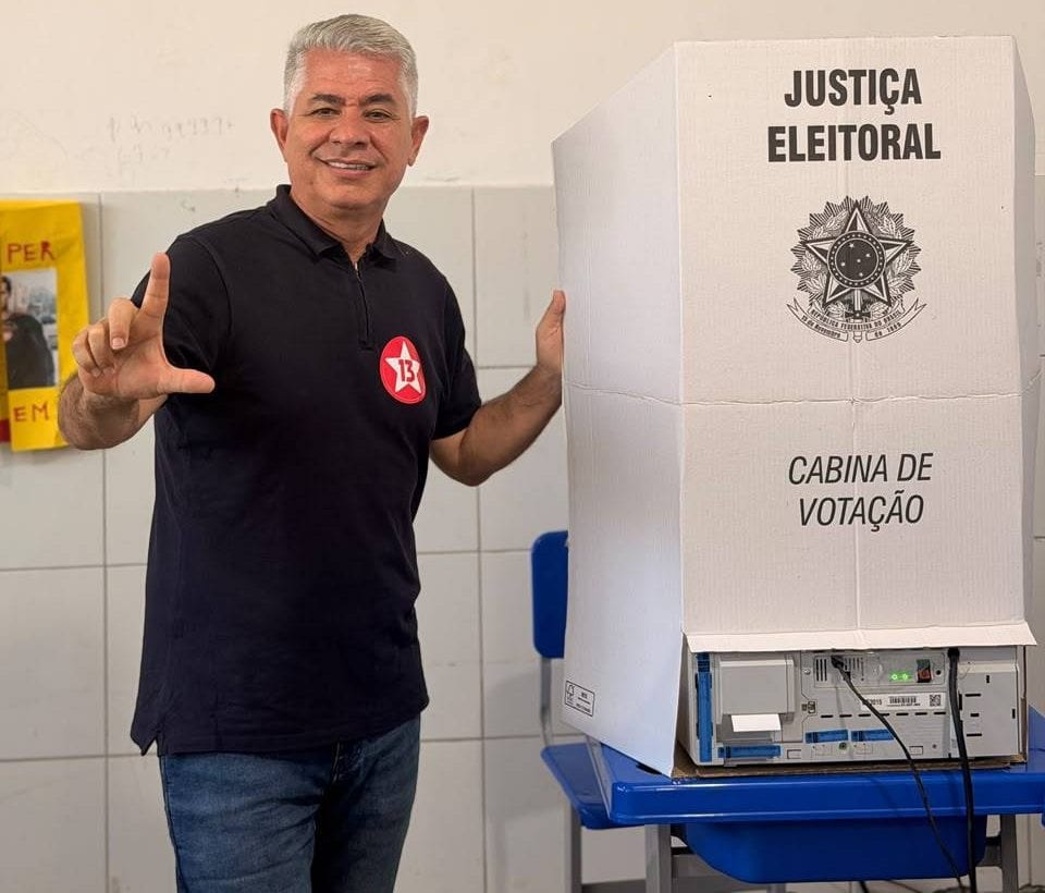 Prefeito de Anguera, na região de Feira de Santana, Mauro Vieira vota no segundo turno e destaca compromisso com populaç