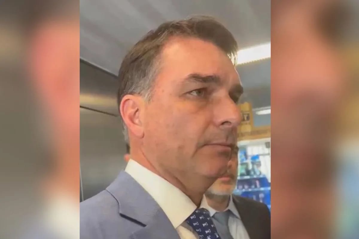 Flávio cita mensagens com Vorcaro e diz que Moraes "tinha que renunciar"