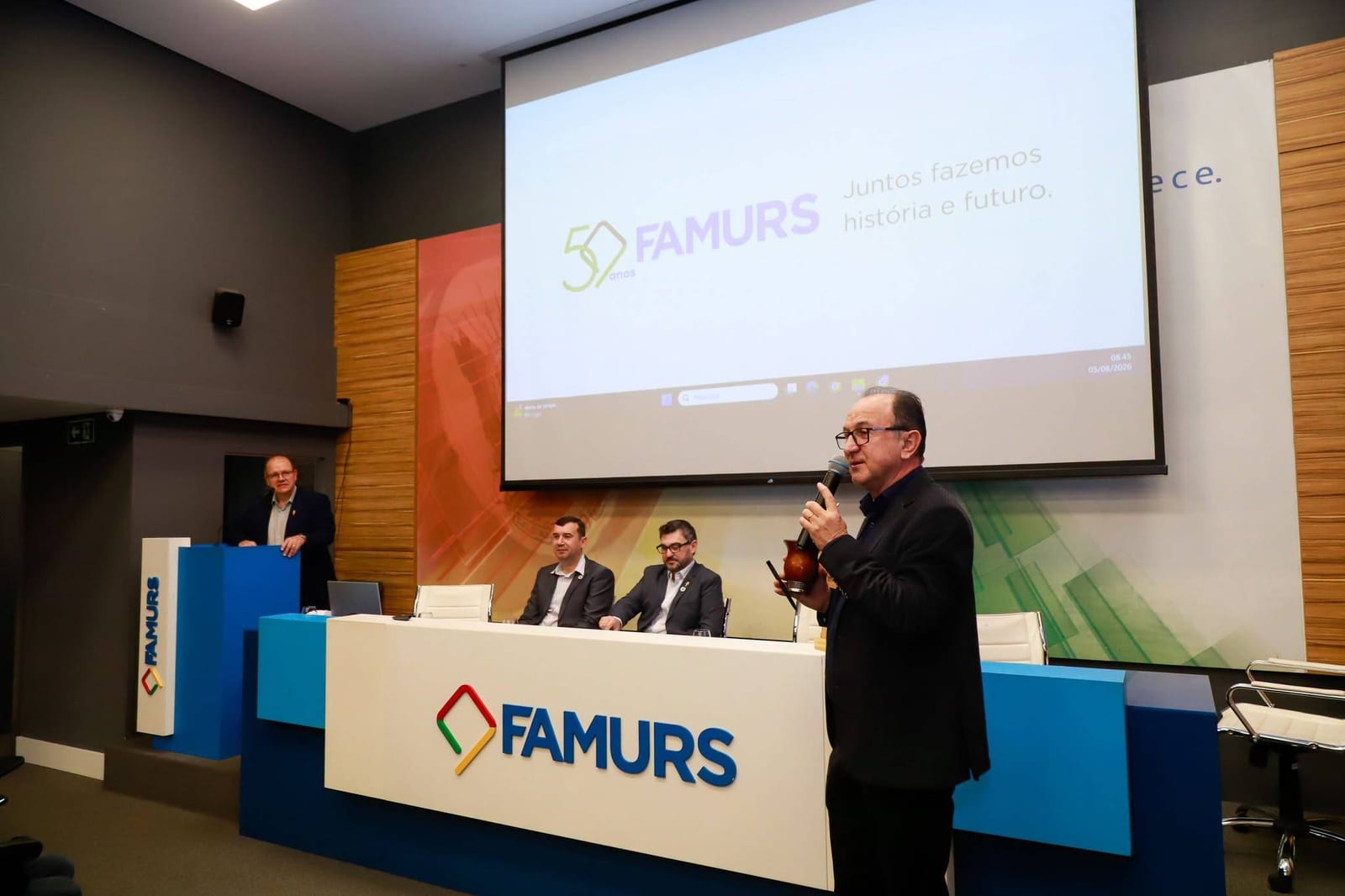 Associação dos Municípios das Missões entrega demandas a candidatos ao governo do RS