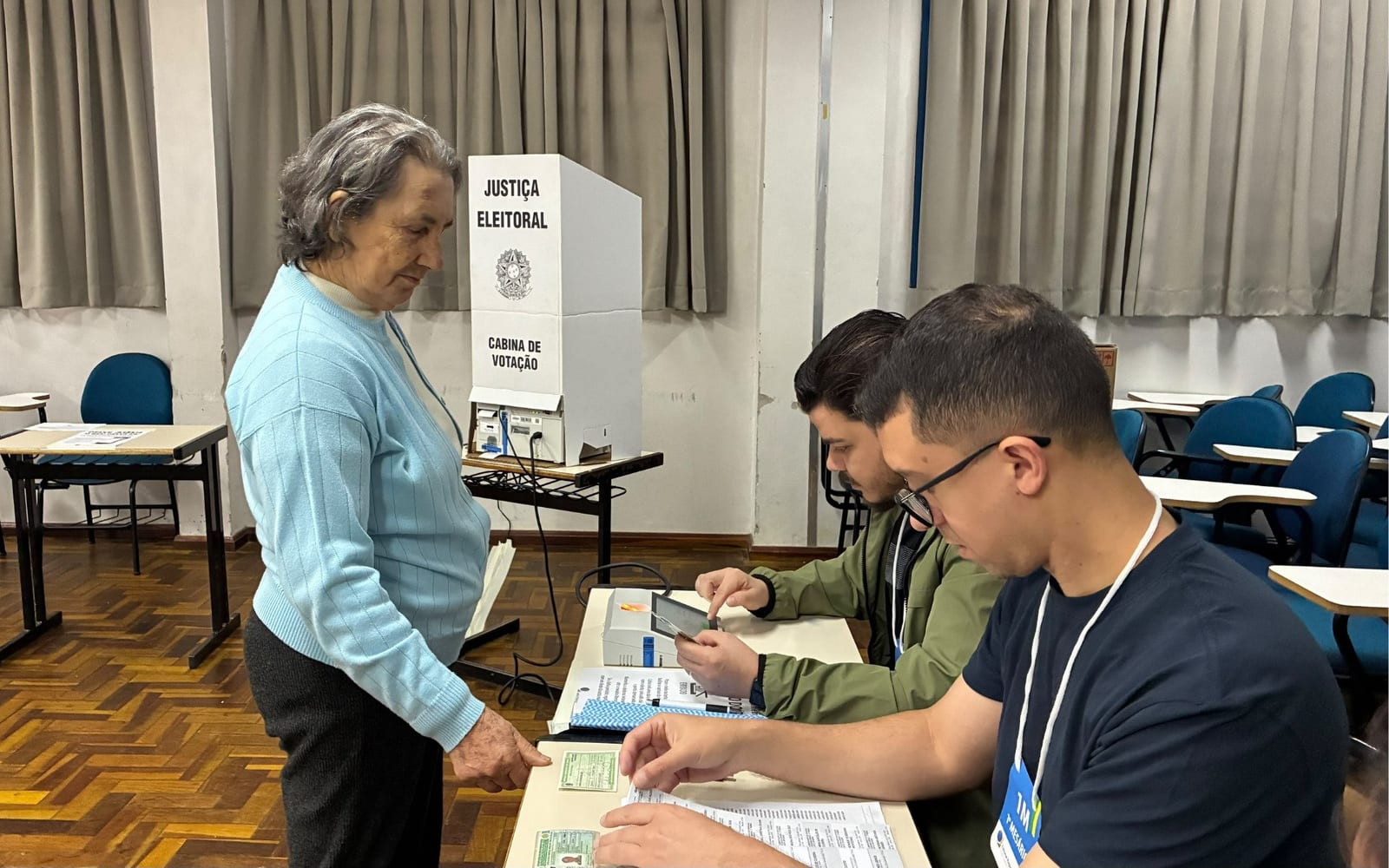 "Procura dar um amanhã melhor para a juventude": Mesmo sem obrigação de votar, idosos vão às urnas cedo em Novo Hamburgo