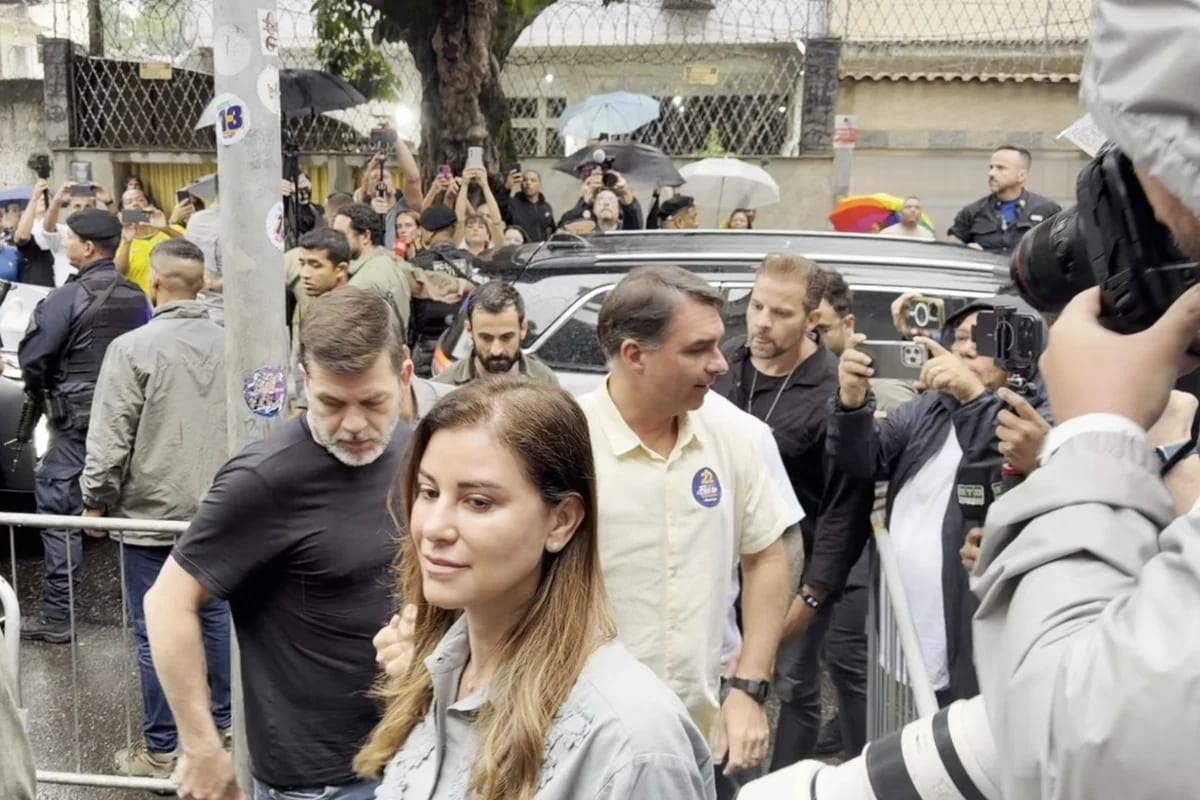 Flávio Bolsonaro vota no Rio e diz: "Chegou a hora da mudança de verdade"