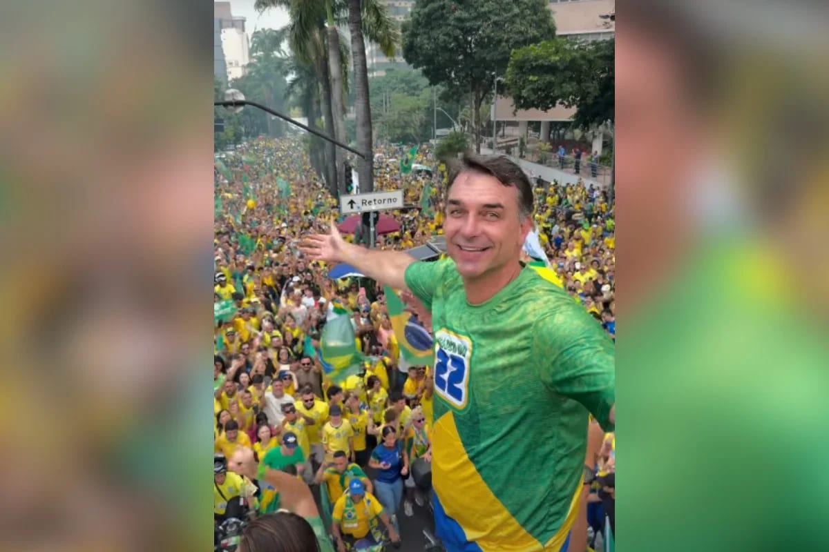 Com multidão, sem discurso: como foi último ato de campanha de Flávio em MG. Vídeo