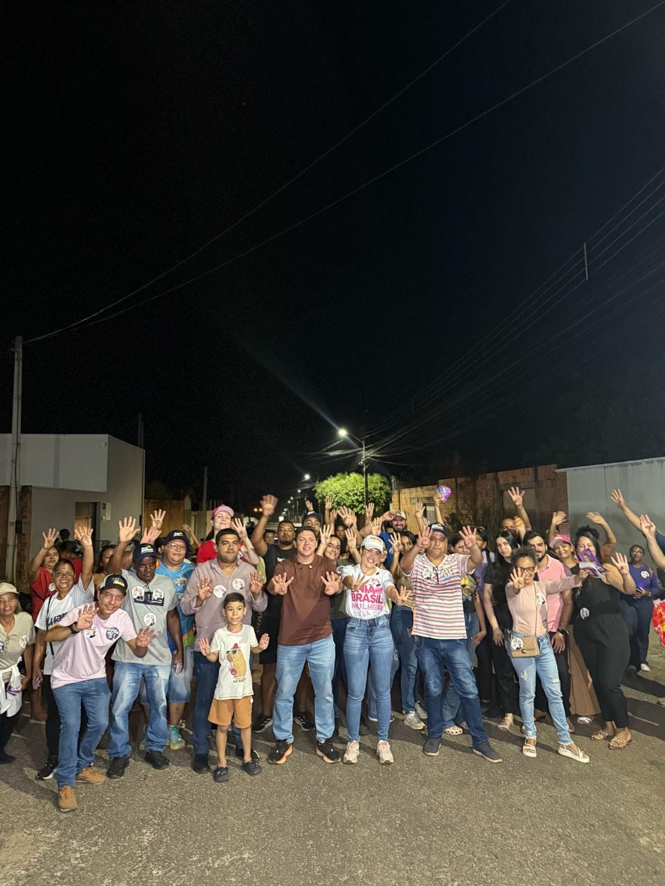 Ivanilson Marinho e Luana Nunes fazem caminhada no Setor Medeiros, Gurupi