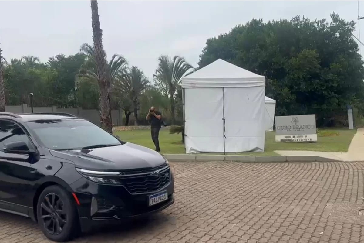 Condomínio tem vaivém de carros e ocupantes negam saber onde está Flávio