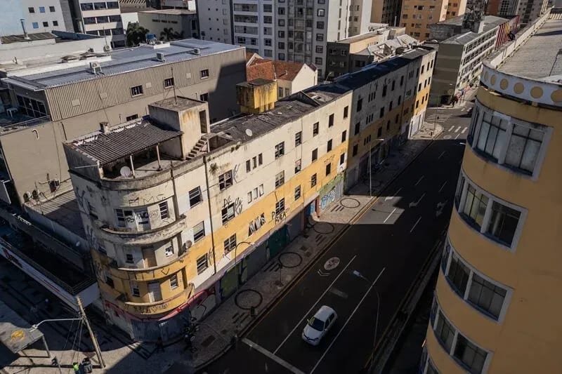 Edifício Pires segue abandonado em Curitiba um ano após promessa de reforma