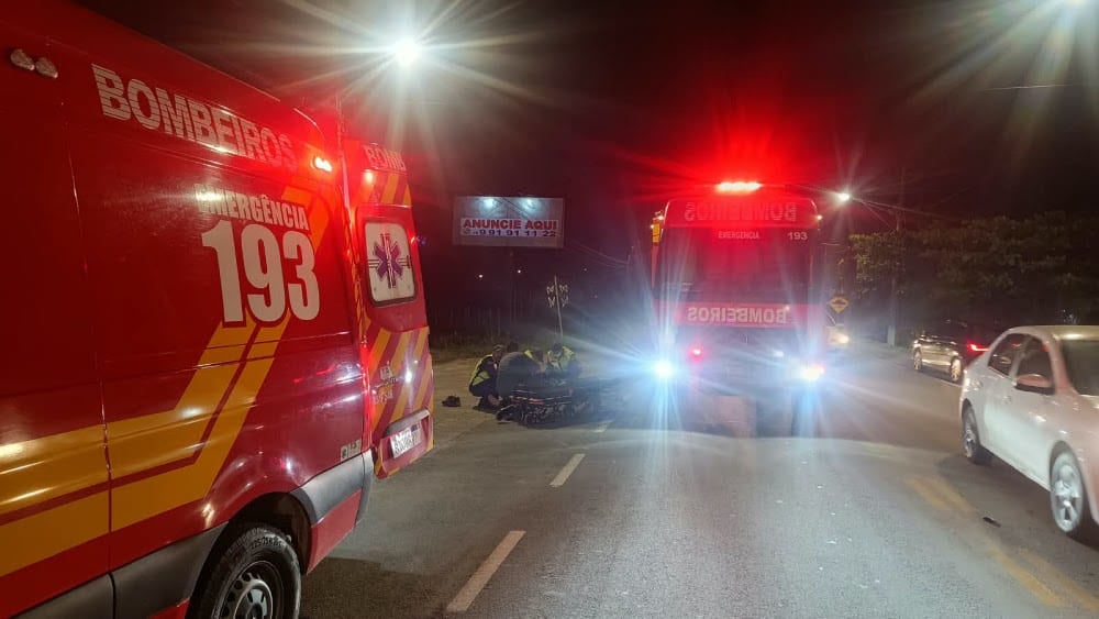 Acidente entre motocicleta e carro deixa mulher ferida na SC-434, em Garopaba