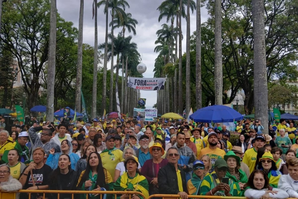 Manifestantes em BH pedem prisão de Lula e do ministro Moraes