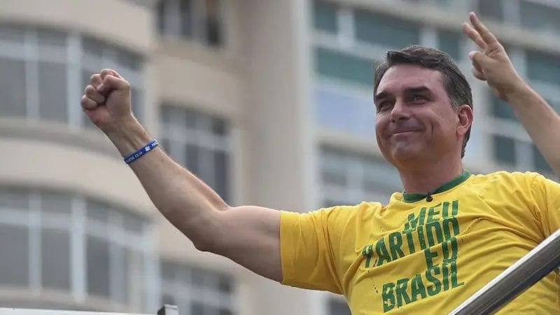 Sumiço de Flávio Bolsonaro preocupa aliados e aumenta rumores de fuga