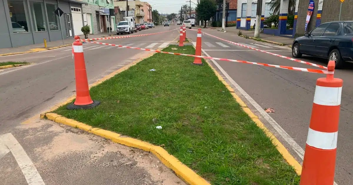 Camaquã remove banners eleitorais que atrapalhavam a visão de motoristas