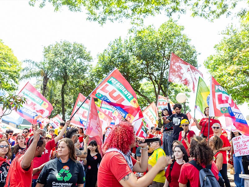 Apoiadores de Lula fazem passeata na Vila Prudenciana na véspera do 2º turno