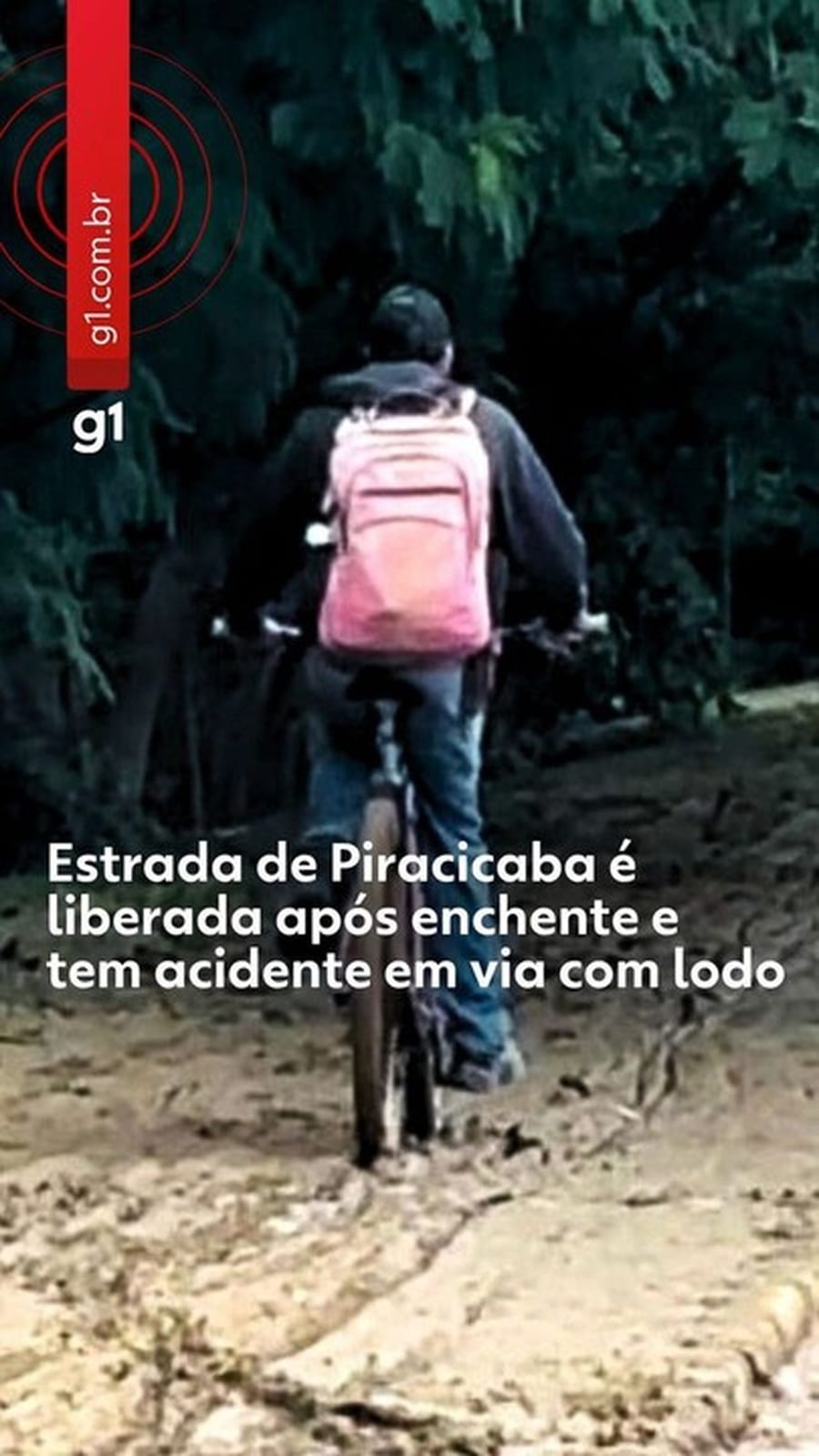 Com trânsito liberado mas sem limpeza completa, Estrada do Bongue tem acidente e manobras arriscadas em meio à lama após