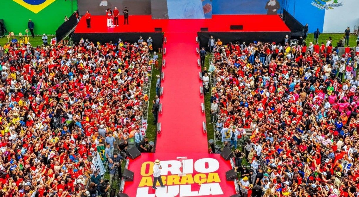Lula se diz candidato para tirar pobres da invisibilidade