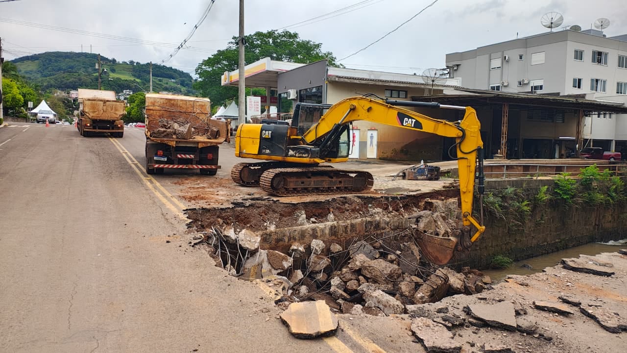 Prefeitura inicia obra de melhoria em pontes para prevenir alagamentos no centro de Aratiba